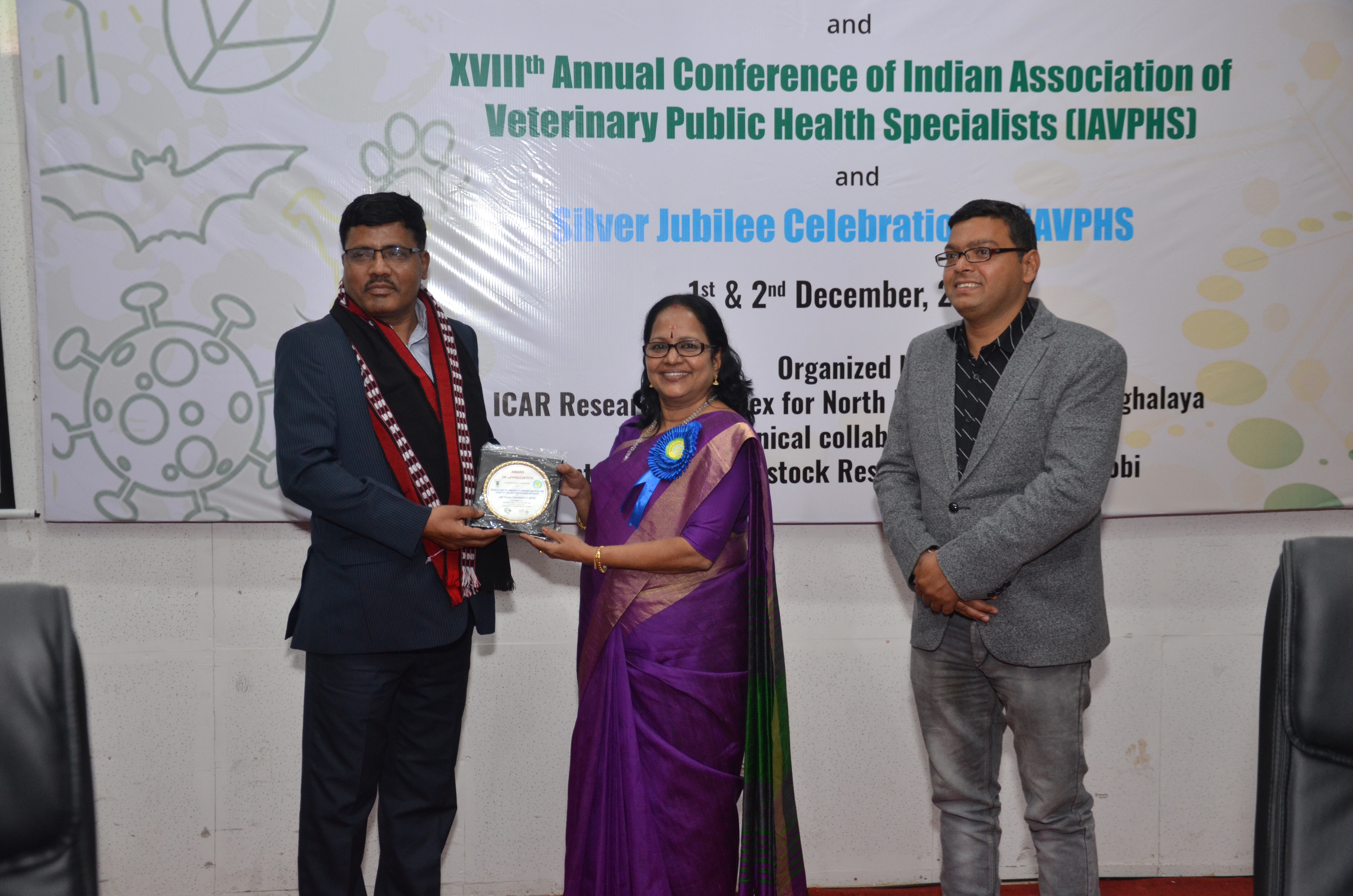 Dr. Ravindra Zende Received Dr. A. T. Sherikar Award